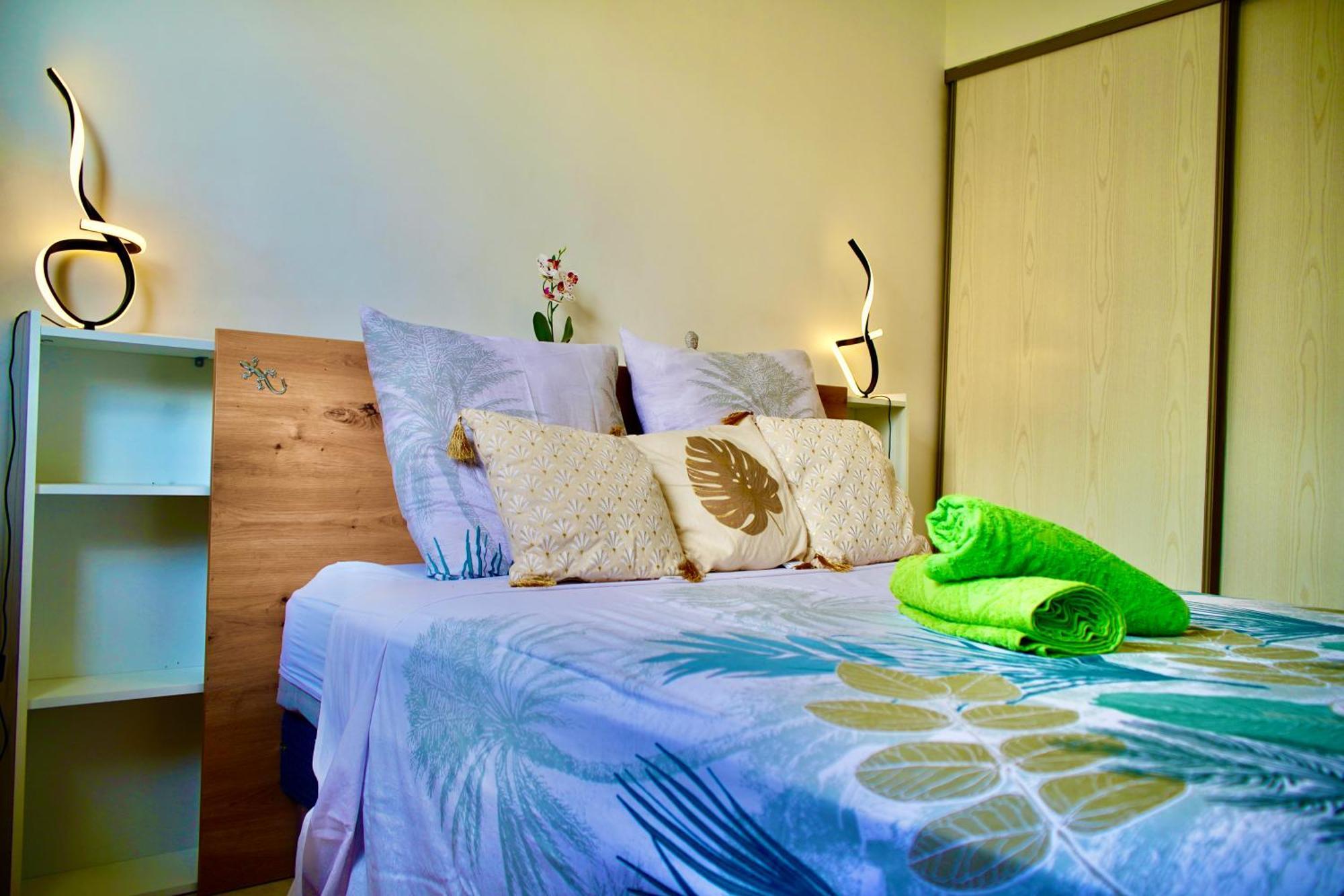 Appartamento Les Balcons Du Theatre Saint-Gilles-les Bains Esterno foto